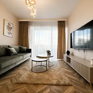 Balcony & Parking, Modern Elegant Apartment! Near Tram Apartament